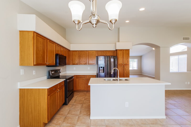 2,455/Mo, 6115 W Park View Ln Glendale, AZ 85310 Kitchen View