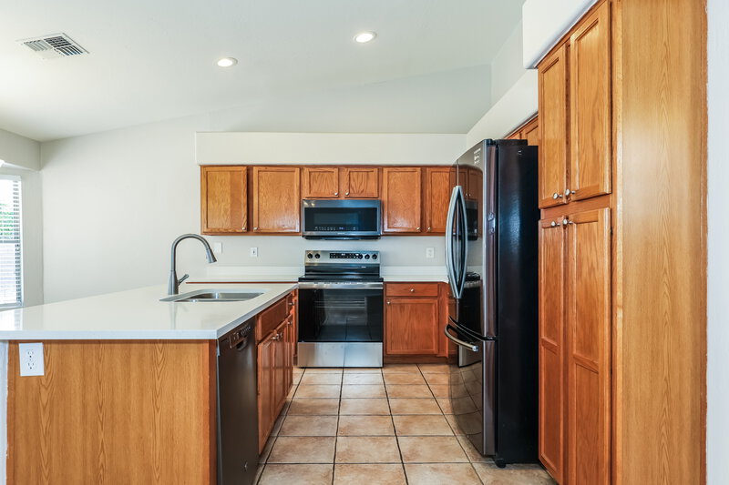 2,505/Mo, 6115 W Park View Ln Glendale, AZ 85310 Kitchen View 2