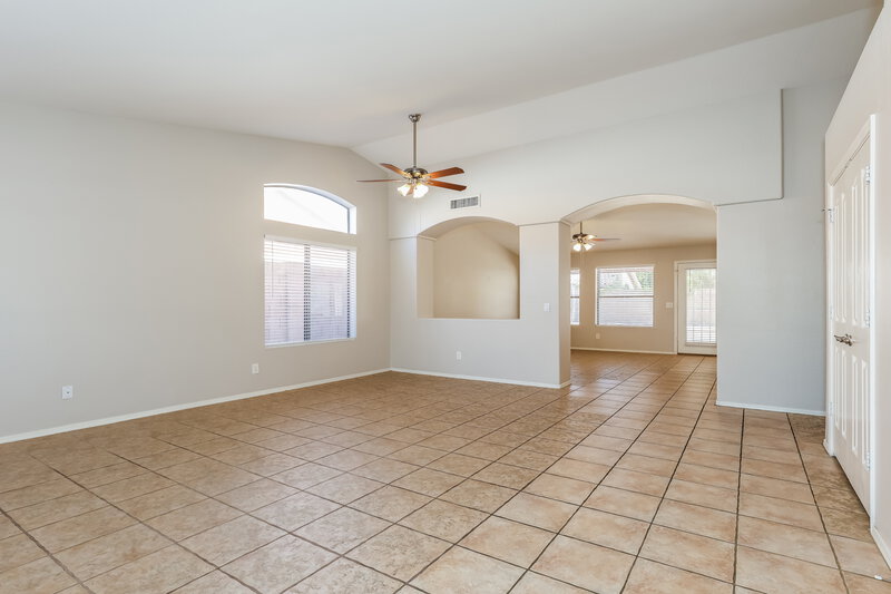 2,505/Mo, 6115 W Park View Ln Glendale, AZ 85310 Family Room View