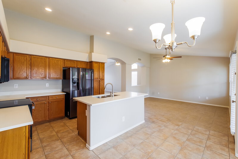 2,455/Mo, 6115 W Park View Ln Glendale, AZ 85310 Kitchen View 2