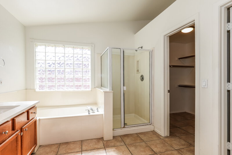 2,505/Mo, 6115 W Park View Ln Glendale, AZ 85310 Main Bathroom View
