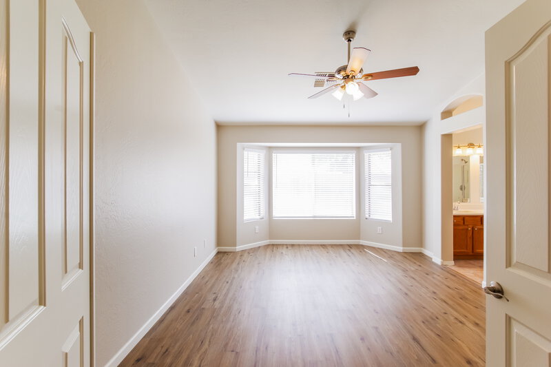 2,455/Mo, 6115 W Park View Ln Glendale, AZ 85310 Main Bedroom View 2