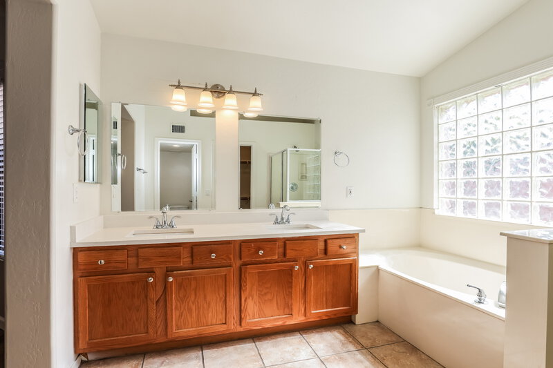 2,505/Mo, 6115 W Park View Ln Glendale, AZ 85310 Main Bathroom View 2