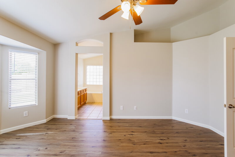 2,455/Mo, 6115 W Park View Ln Glendale, AZ 85310 Main Bedroom View 3