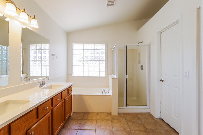 2,455/Mo, 6115 W Park View Ln Glendale, AZ 85310 Main Bathroom View