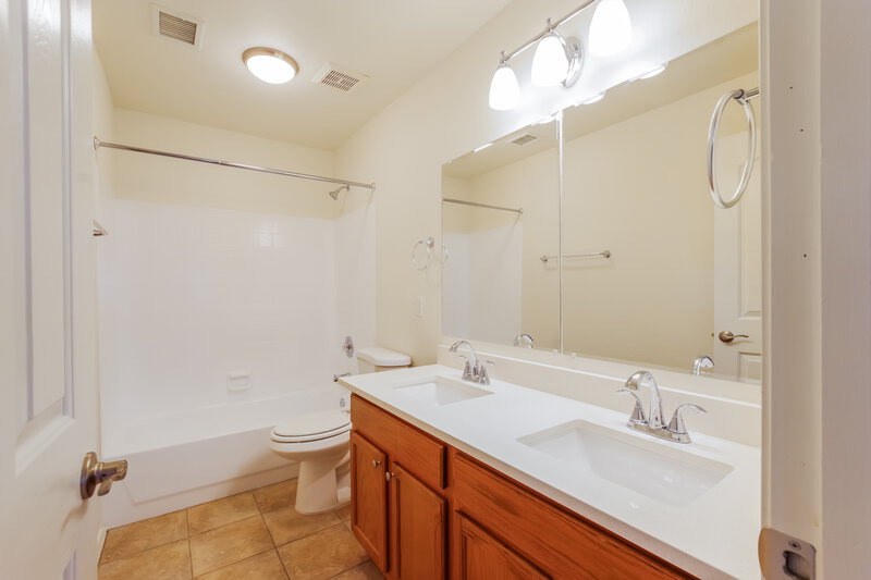 2,455/Mo, 6115 W Park View Ln Glendale, AZ 85310 Bathroom View