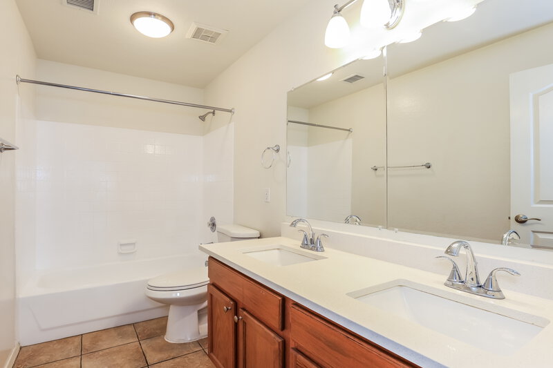 2,505/Mo, 6115 W Park View Ln Glendale, AZ 85310 Bathroom View