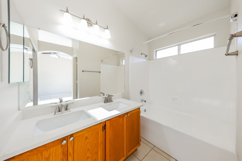 1,945/Mo, 8711 W Marconi Ave Peoria, AZ 85382 Main Bathroom View