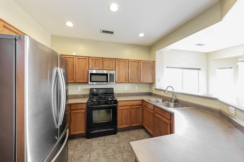 2,035/Mo, 5128 W Grenadine Rd Laveen, AZ 85339 Kitchen View 2