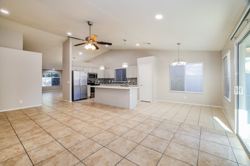 2,370/Mo, 2904 W Sunland Ave Phoenix, AZ 85041 Living Room View