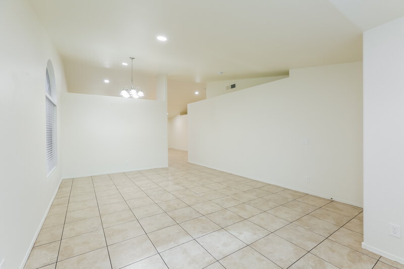 2,415/Mo, 2904 W Sunland Ave Phoenix, AZ 85041 Living Room View 2