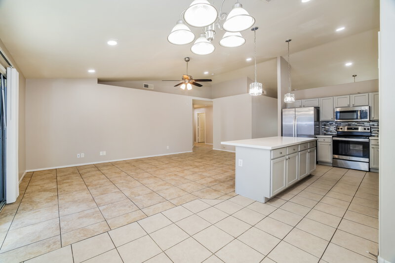2,370/Mo, 2904 W Sunland Ave Phoenix, AZ 85041 Living Room View 2