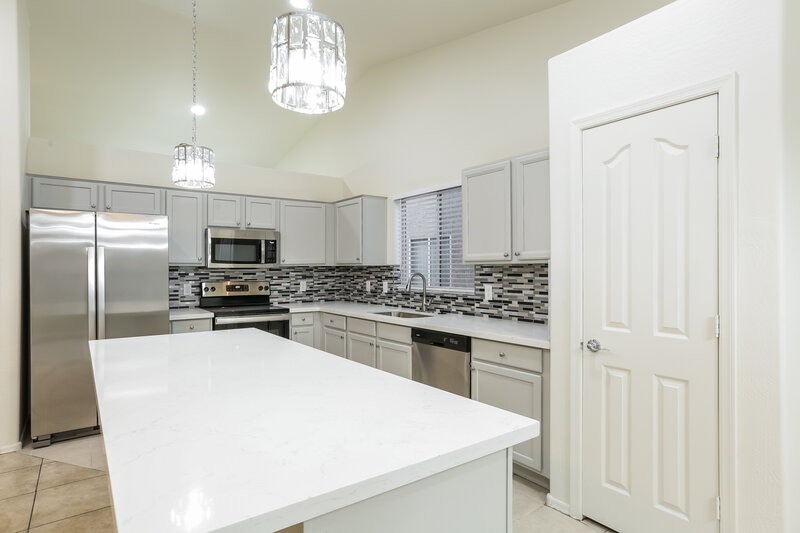 2,415/Mo, 2904 W Sunland Ave Phoenix, AZ 85041 Kitchen View