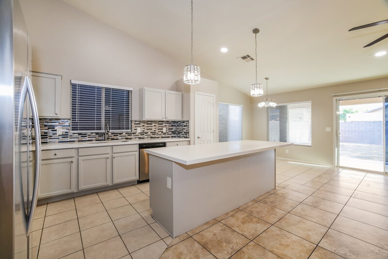 2,370/Mo, 2904 W Sunland Ave Phoenix, AZ 85041 Kitchen View