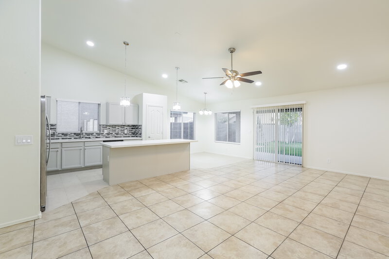 2,415/Mo, 2904 W Sunland Ave Phoenix, AZ 85041 Family Room View