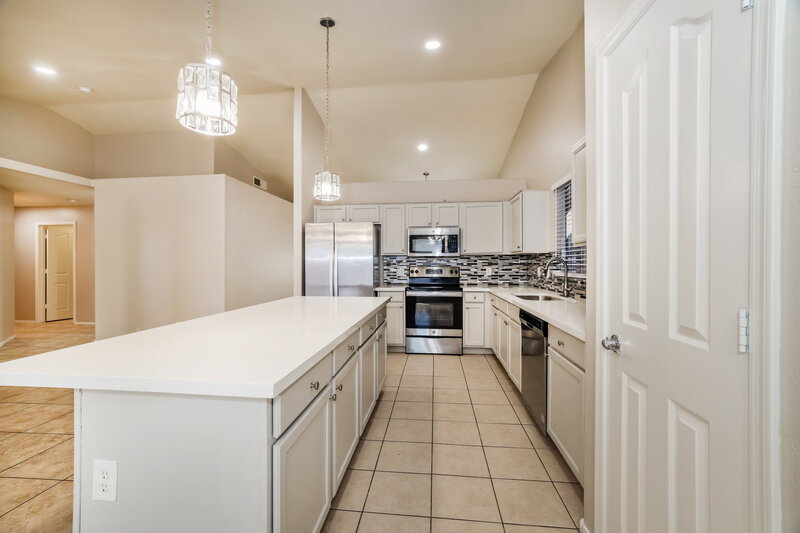 2,370/Mo, 2904 W Sunland Ave Phoenix, AZ 85041 Kitchen View 2