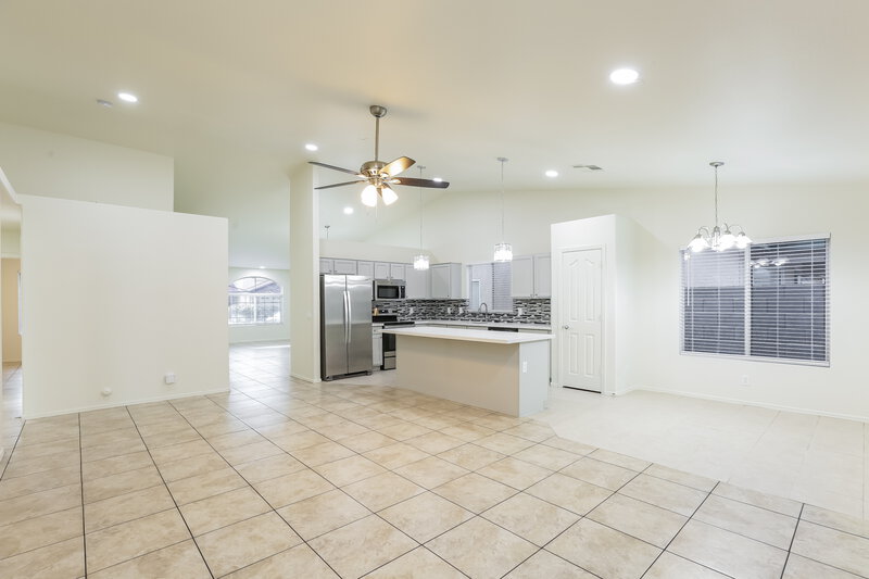 2,415/Mo, 2904 W Sunland Ave Phoenix, AZ 85041 Family Room View 2