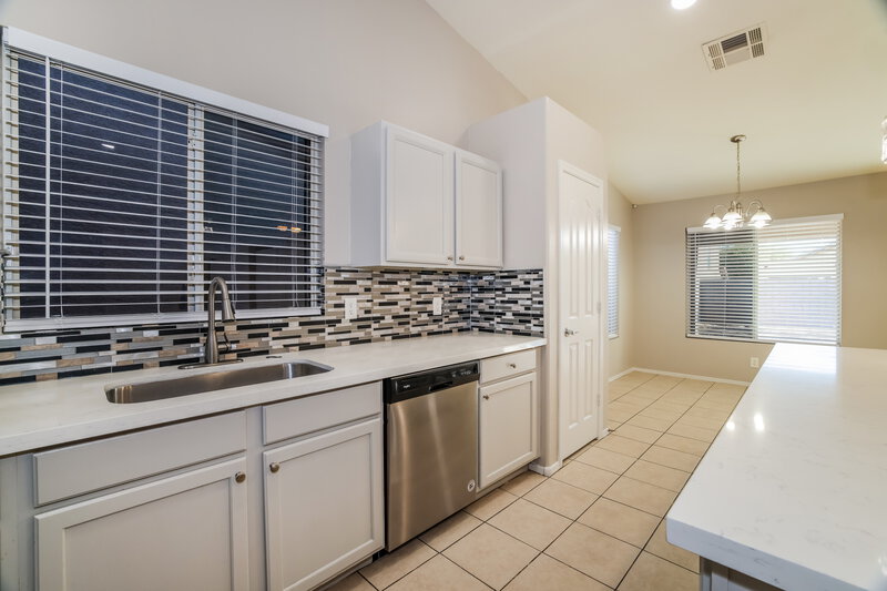 2,370/Mo, 2904 W Sunland Ave Phoenix, AZ 85041 Kitchen View 3