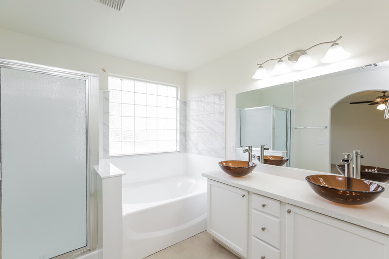 2,415/Mo, 2904 W Sunland Ave Phoenix, AZ 85041 Main Bathroom View
