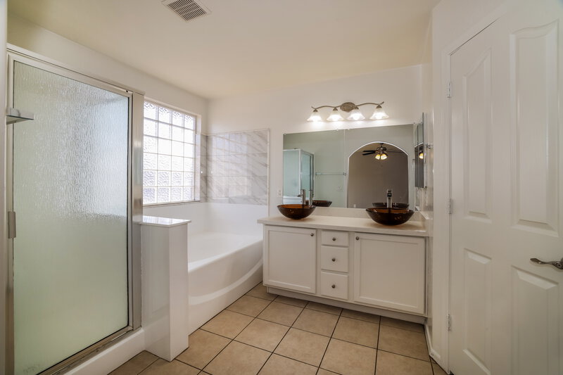 2,370/Mo, 2904 W Sunland Ave Phoenix, AZ 85041 Main Bathroom View