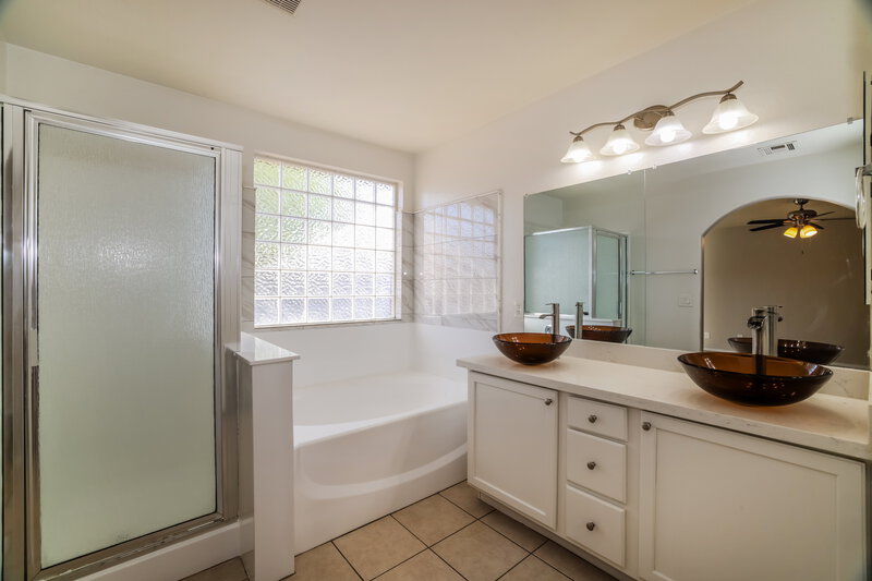 2,370/Mo, 2904 W Sunland Ave Phoenix, AZ 85041 Main Bathroom View 2
