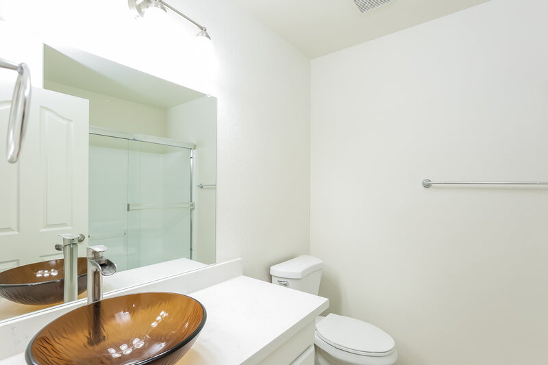 2,415/Mo, 2904 W Sunland Ave Phoenix, AZ 85041 Bathroom View