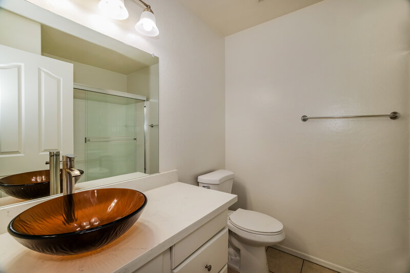 2,370/Mo, 2904 W Sunland Ave Phoenix, AZ 85041 Bathroom View