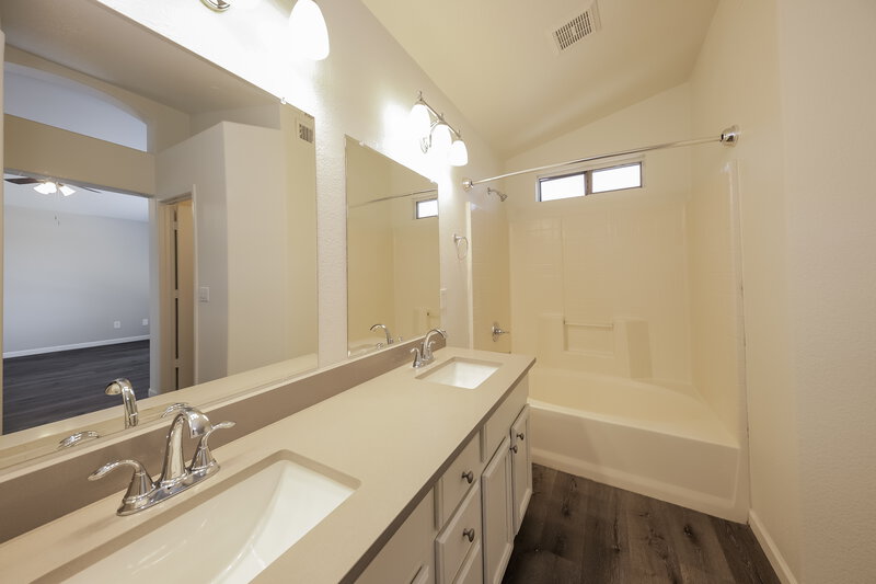 2,650/Mo, 20014 N 14th Ave Phoenix, AZ 85027 Bathroom View