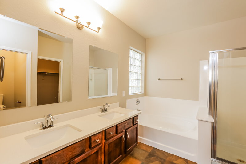 2,890/Mo, 8227 W Florence Ave Phoenix, AZ 85043 Main Bathroom View