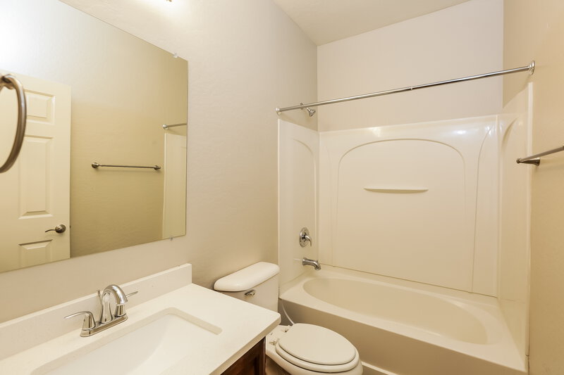 2,890/Mo, 8227 W Florence Ave Phoenix, AZ 85043 Bathroom View