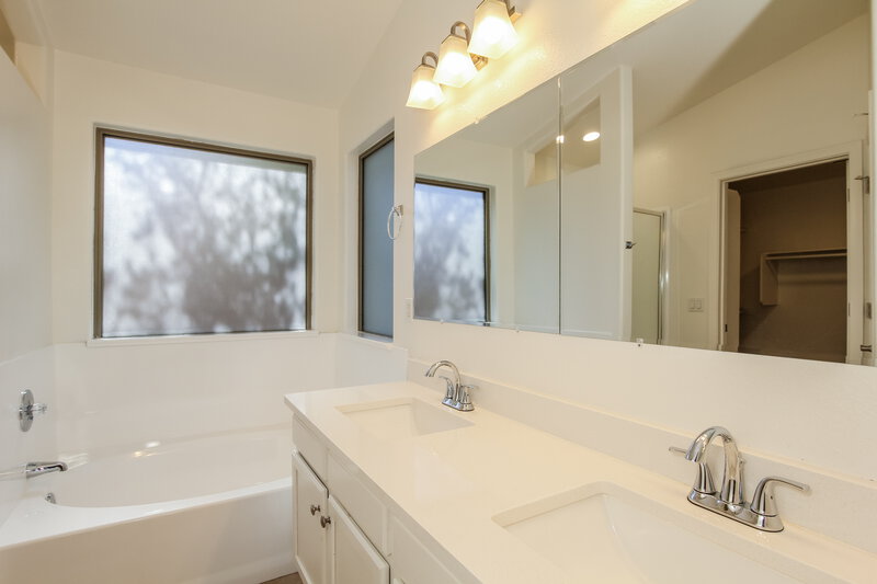 2,460/Mo, 25832 N 66th Dr Phoenix, AZ 85083 Main Bathroom View
