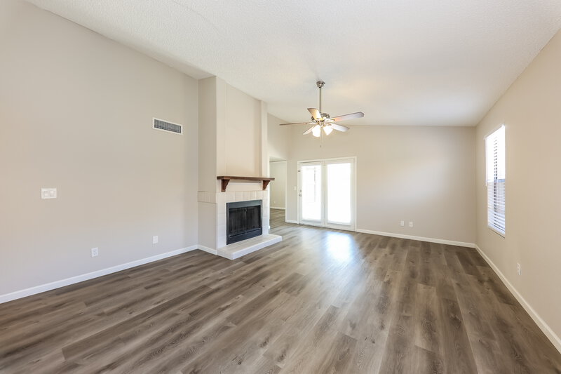2,090/Mo, 8938 N 64th Ln Glendale, AZ 85302 Living Room View