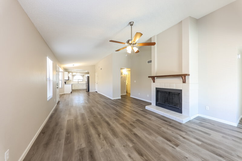 2,090/Mo, 8938 N 64th Ln Glendale, AZ 85302 Living Room View 2