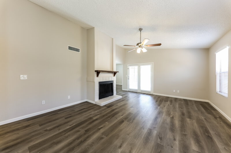 1,895/Mo, 8938 N 64th Ln Glendale, AZ 85302 Living Room View