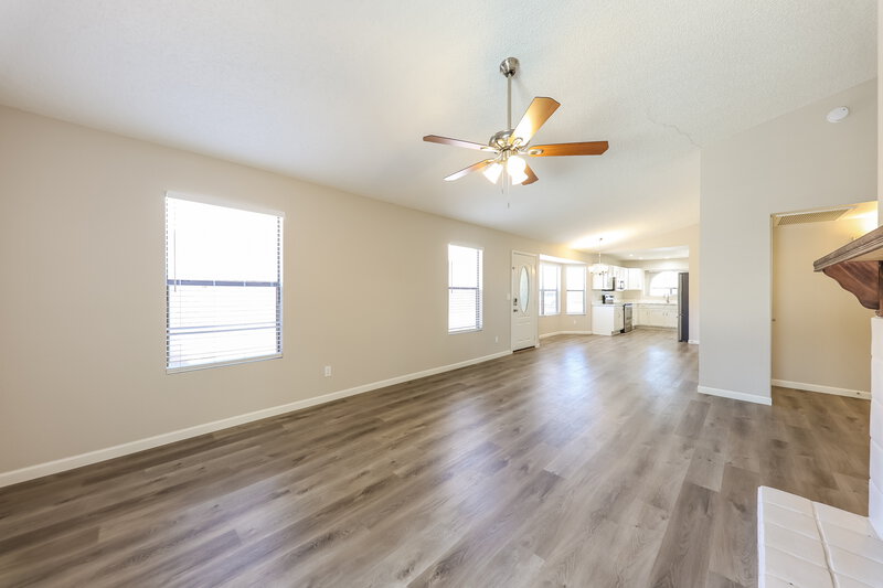 2,090/Mo, 8938 N 64th Ln Glendale, AZ 85302 Living Room View 3