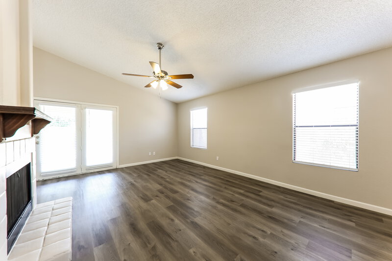 1,895/Mo, 8938 N 64th Ln Glendale, AZ 85302 Living Room View 2