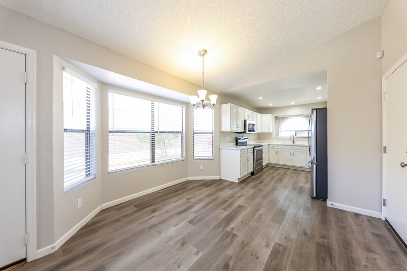 2,090/Mo, 8938 N 64th Ln Glendale, AZ 85302 Dining Room View