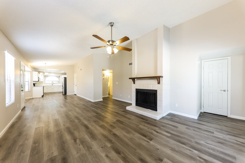 1,895/Mo, 8938 N 64th Ln Glendale, AZ 85302 Living Room View 3