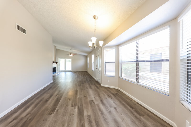 2,090/Mo, 8938 N 64th Ln Glendale, AZ 85302 Dining Room View 2