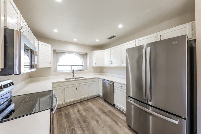 2,090/Mo, 8938 N 64th Ln Glendale, AZ 85302 Kitchen View