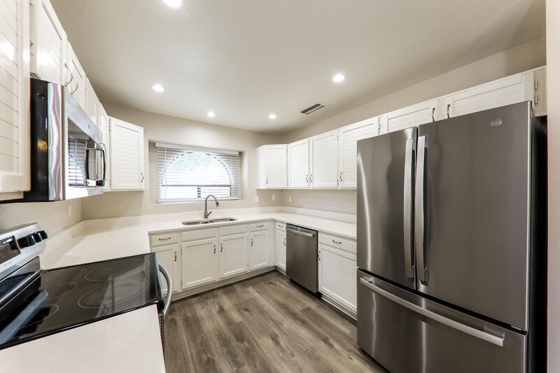 1,895/Mo, 8938 N 64th Ln Glendale, AZ 85302 Kitchen View