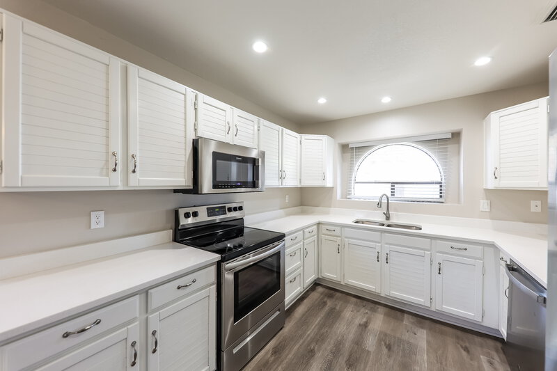 2,090/Mo, 8938 N 64th Ln Glendale, AZ 85302 Kitchen View 2