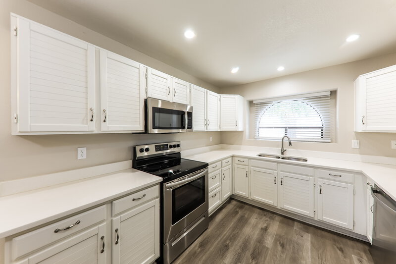 1,895/Mo, 8938 N 64th Ln Glendale, AZ 85302 Kitchen View 2