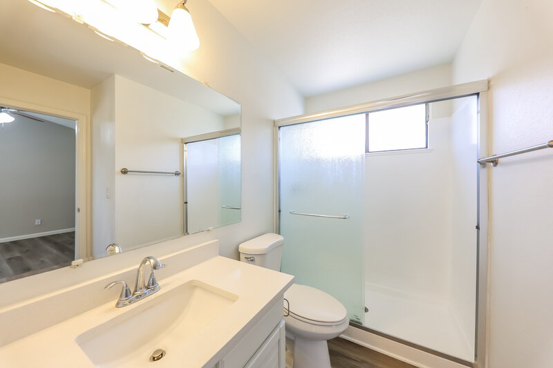 2,090/Mo, 8938 N 64th Ln Glendale, AZ 85302 Main Bathroom View