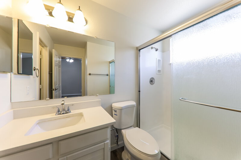 1,895/Mo, 8938 N 64th Ln Glendale, AZ 85302 Main Bathroom View