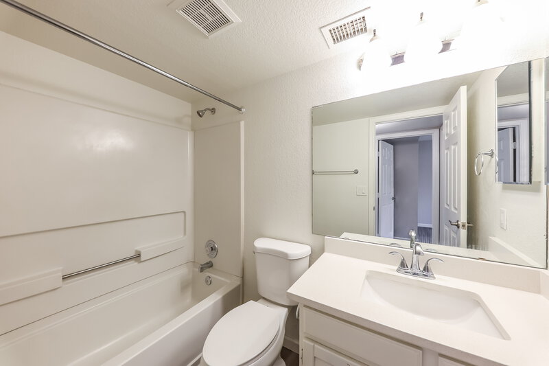 2,090/Mo, 8938 N 64th Ln Glendale, AZ 85302 Bathroom View