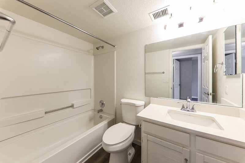 1,895/Mo, 8938 N 64th Ln Glendale, AZ 85302 Bathroom View