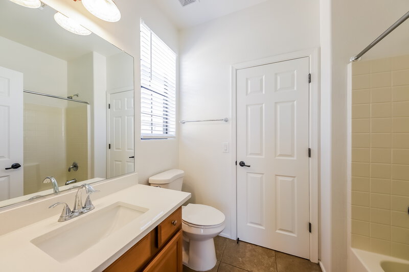 2,440/Mo, 2373 W Sleepy Ranch Rd Phoenix, AZ 85085 Bathroom View