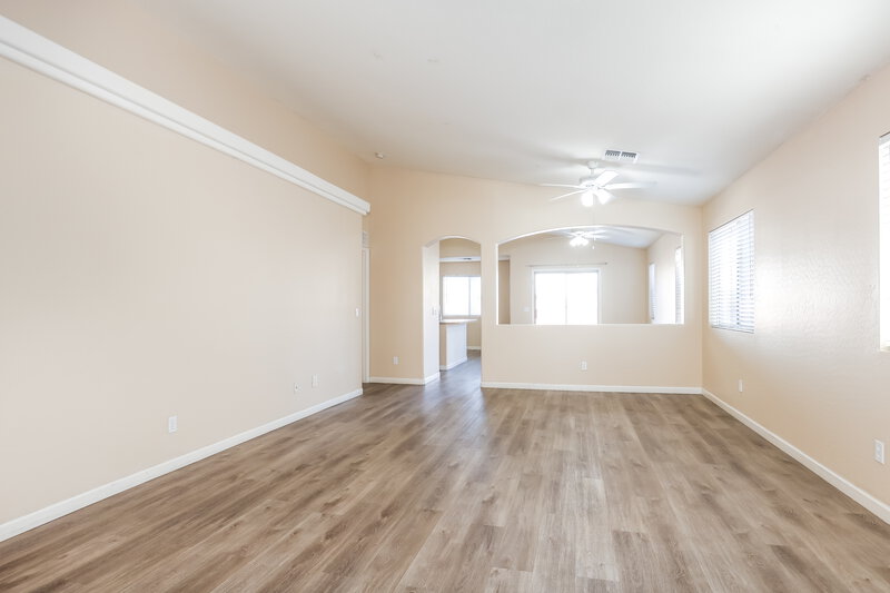 2,055/Mo, 5509 S 34th Ave Phoenix, AZ 85041 Living Room View 2