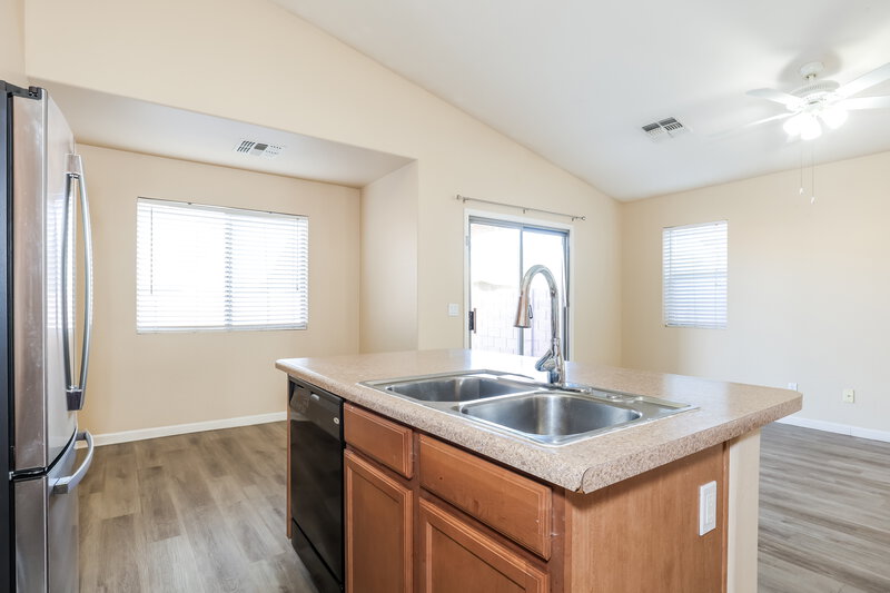 2,055/Mo, 5509 S 34th Ave Phoenix, AZ 85041 Kitchen View